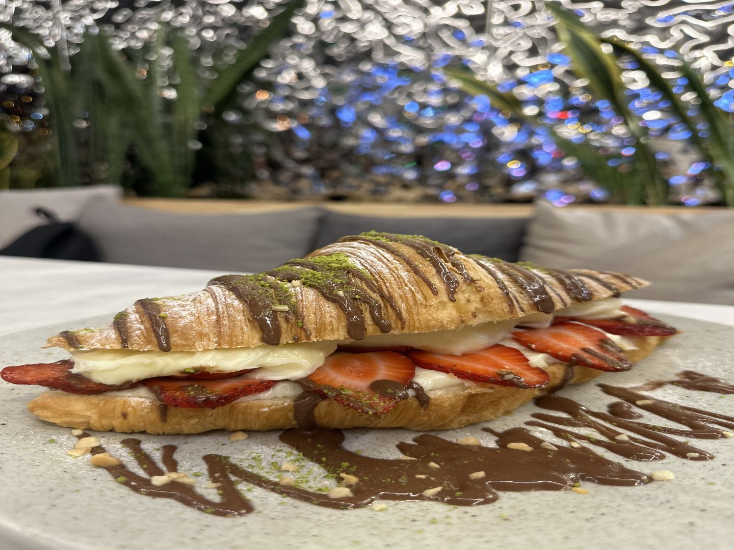 BELÇİKA ÇİKOLATALI ÇİLEKLİ KRUVASAN