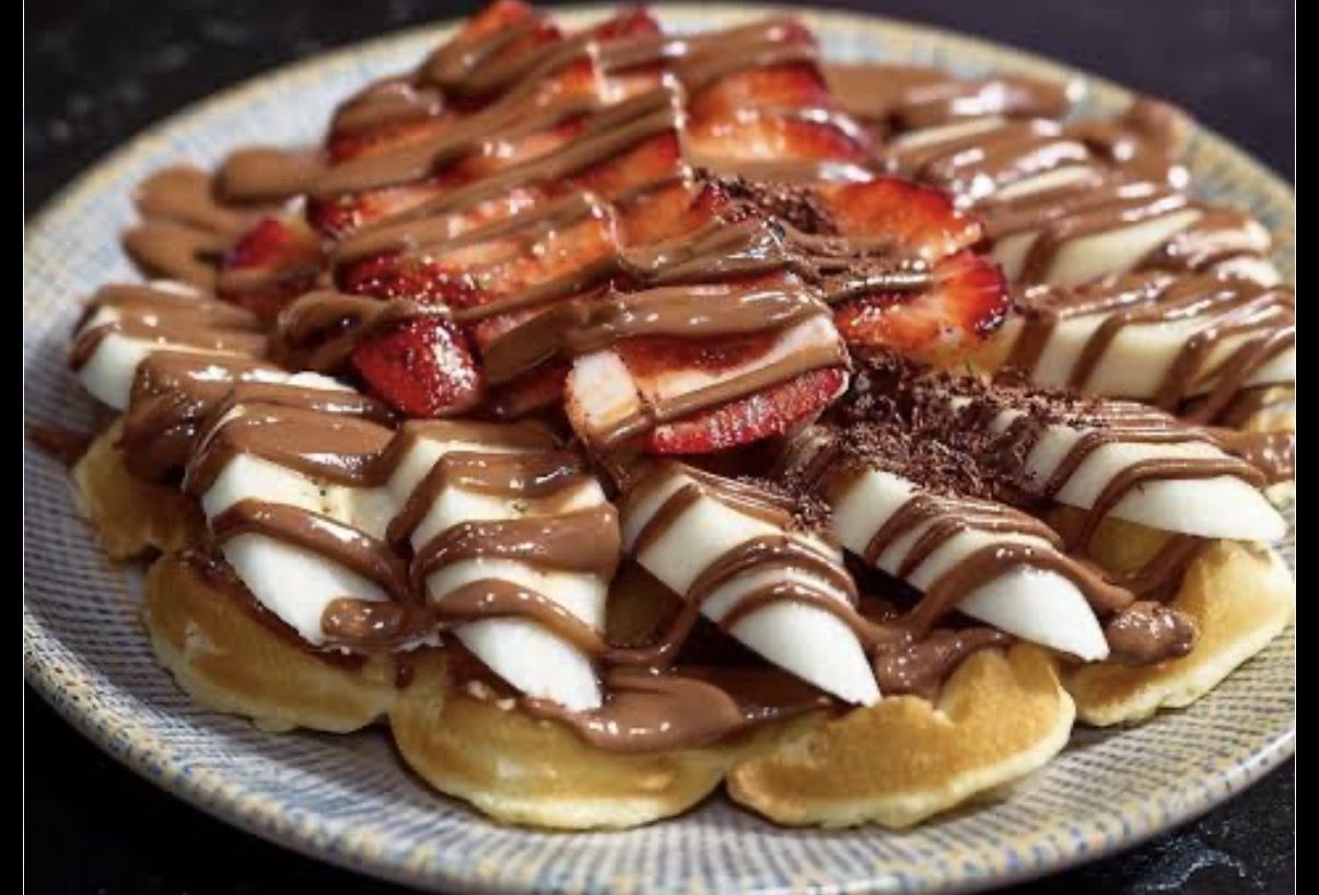 WAFFLE MUZ VE ÇİLEK BELÇİKA ÇİKOLATALI