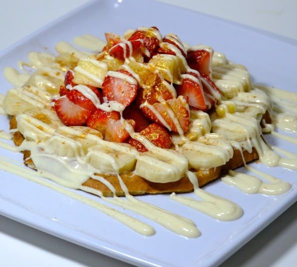 BEYAZ  ÇİKOLATALI MUZLU ÇİLEKLİ WAFFLE