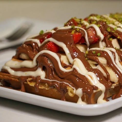 SÜTLÜ VE BEYAZ BELÇİKA ÇİKOLATALI MUZLU ÇİLEKLİ WAFFLE